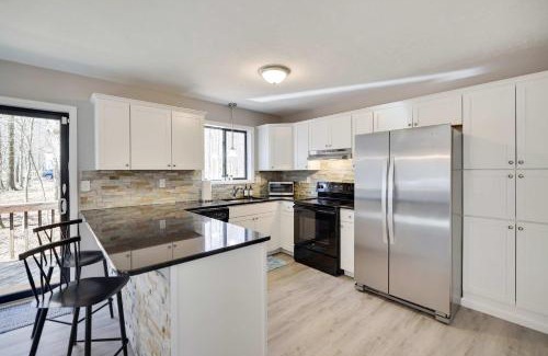 Albrightsville Casa | Blue Wolf Retreat Pool Table Cozy BBQ