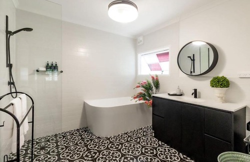 Parramatta Park Casa | Bluebell Charm Cairns 4BR Home, 3 min to Hospital