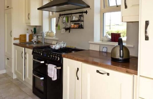 Spanish Point Cabaña | BLUEBELL COTTAGE, family friendly in Spanish Point, County Clare
