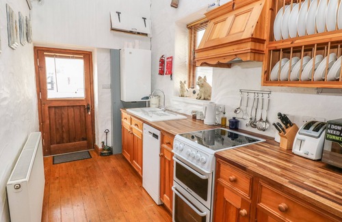 Milford Haven Cabaña | BLUEBELL COTTAGE, pet friendly, with a garden in Rosemarket