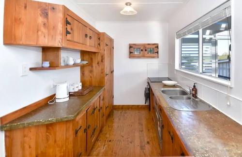 Snells Beach Cabaña | Bluebell Cottage on Matakana Coast - Pet friendly!