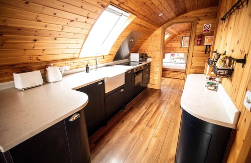 St Harmon Cabaña | Bluebell - Glamping Pod with Hot Tub Sleeping 4, Pet friendly
