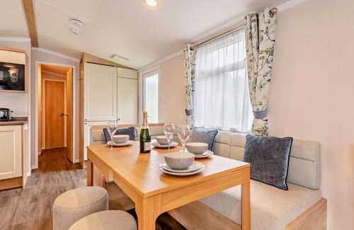 Ringwood Casa | Bluebell Holiday Home Dorset is a modern 2 bedroom, 6 berth holiday caravan