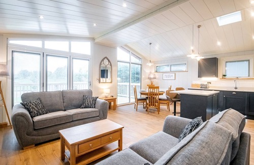 Gargrave Cabaña | BLUEBELL LODGE, family friendly, luxury holiday cottage in Gargrave