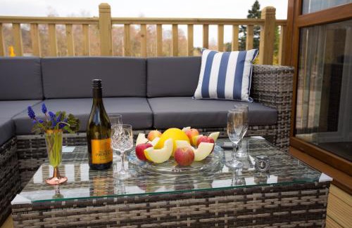 Contin Casa | Bluebell Lodge - Sleeps 4 Hot Tub Loch & Woodland