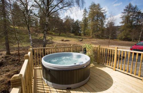 Contin Casa | Bluebell Lodge - Sleeps 4 Hot Tub Loch & Woodland