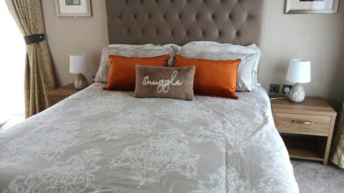 Skegness Complejo | Bluebell Luxury 2 Bedroom Lodge - a perfect couples escape at Southview overlooking a pond