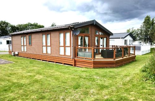Skegness Complejo | Bluebell Luxury 2 Bedroom Lodge - a perfect couples escape at Southview overlooking a pond
