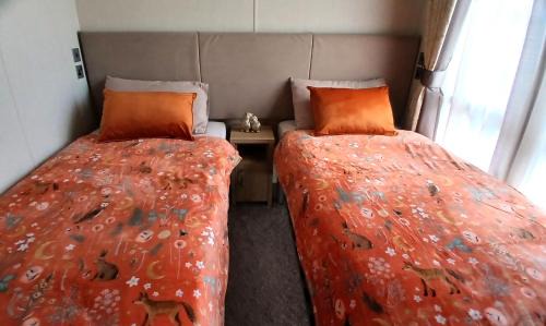 Skegness Complejo | Bluebell Luxury 2 Bedroom Lodge - a perfect couples escape at Southview overlooking a pond
