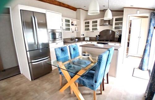 Skegness Complejo | Bluebell Luxury 2 Bedroom Lodge - a perfect couples escape at Southview overlooking a pond