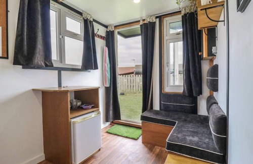 Woodbridge Cabaña | BLUEBELLE (COW SHED 5), character holiday cottage in Campsea Ashe
