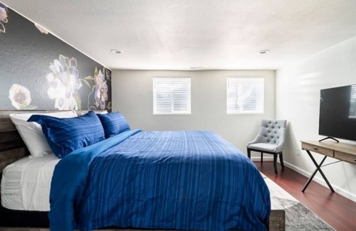 Littleton Casa | Blueberry 3BR2BA house with private entrance and a Hot tub