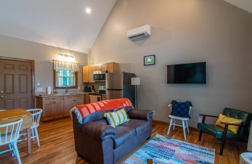 Elkin Cabina | Bluebird Cabin | WiFi & River Access