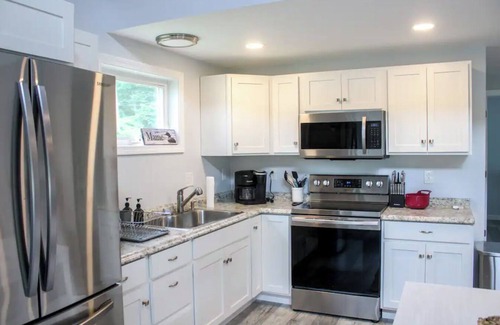 Litchfield Cabaña | Bluebird Cottage - Cozy 2-bedroom with AC and WiFi on Woodbury Pond