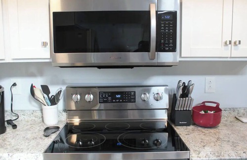 Litchfield Cabaña | Bluebird Cottage - Cozy 2-bedroom with AC and WiFi on Woodbury Pond