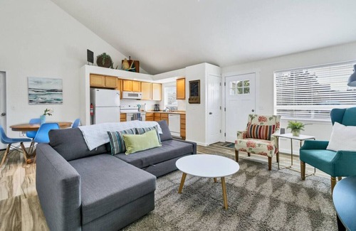 Mountain View District Casa | Bluebird Day - 2 King Beds, Dog Friendly, Walkable!