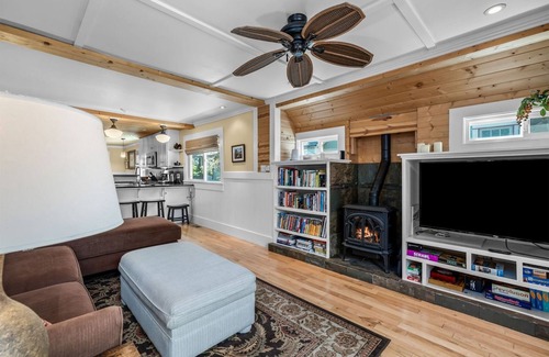 Old Bend Casa | Bluebird Day - River West