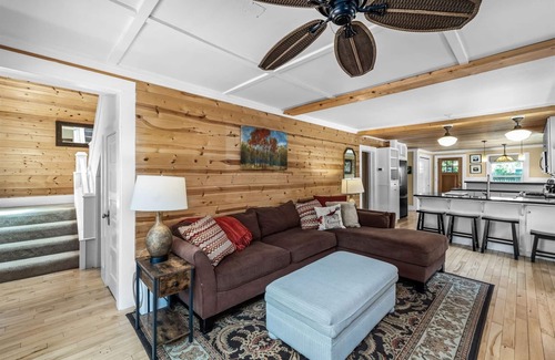 Old Bend Casa | Bluebird Day - River West