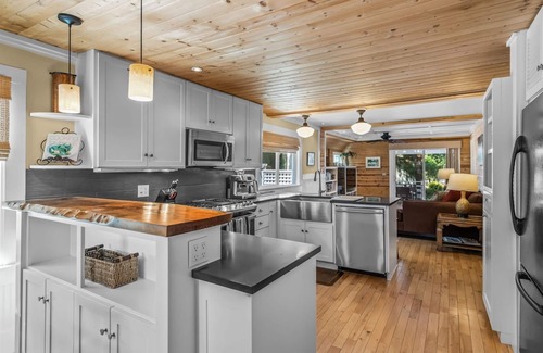 Old Bend Casa | Bluebird Day - River West