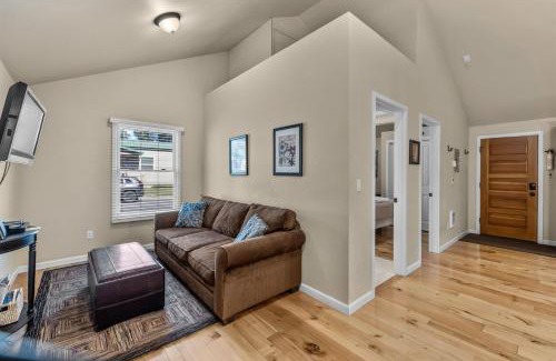 Old Bend Casa | Bluebird Day - Sierra Nook