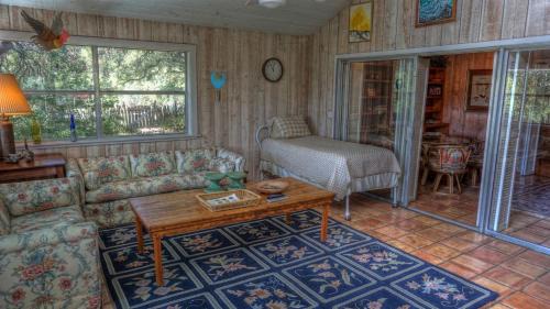 Uvalde Casa | Bluebird Hill and Star Suite home