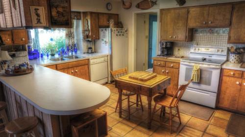 Uvalde Casa | Bluebird Hill and Star Suite home