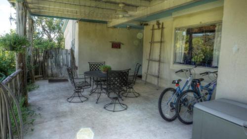 Uvalde Casa | Bluebird Hill and Star Suite home