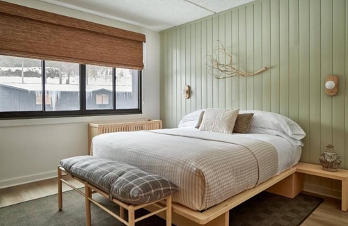Lake Placid Hotel | Bluebird Lake Placid King Suite l Sleeps 4 Comfortably