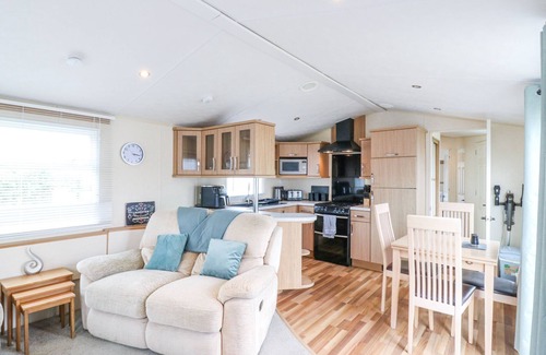 Clacton-on-Sea Cabaña | BLUEBIRD, pet friendly, country holiday cottage, with pool in Jaywick