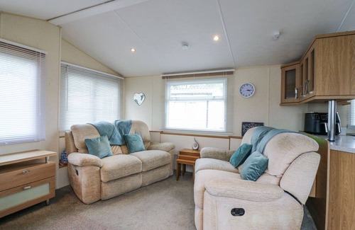 Clacton-on-Sea Cabaña | BLUEBIRD, pet friendly, country holiday cottage, with pool in Jaywick