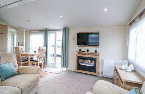Clacton-on-Sea Cabaña | BLUEBIRD, pet friendly, country holiday cottage, with pool in Jaywick
