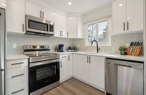 Southeast Calgary Casa | Bluebird's | Upscale | DT 10 Min Free Parking