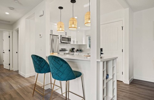 Southeast Calgary Casa | Bluebird's | Upscale | DT 10 Min Free Parking