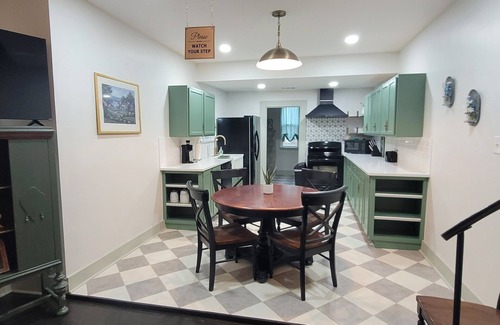Cleburne Casa | Bluebonnet Cottage: Victorian Home w 2/king beds & game room in central Cleburne