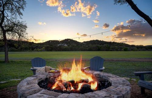 Comfort Casa | Bluebonnet Cottage with hot tub & VIEWS