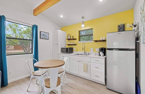 Fredericksburg Cabaña | Bluebonnet Waterfront Cottage With Hot Tub