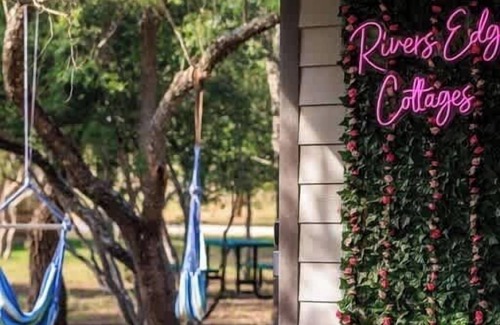 Fredericksburg Cabaña | Bluebonnet Waterfront Cottage With Hot Tub
