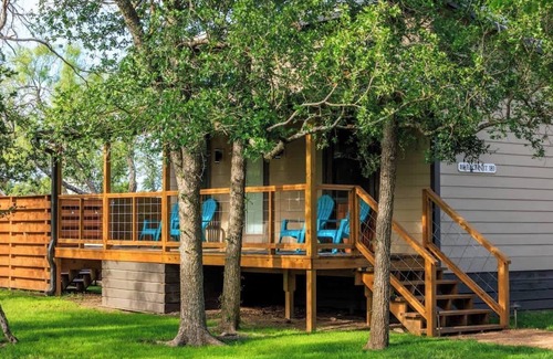 Fredericksburg Cabaña | Bluebonnet Waterfront Cottage With Hot Tub