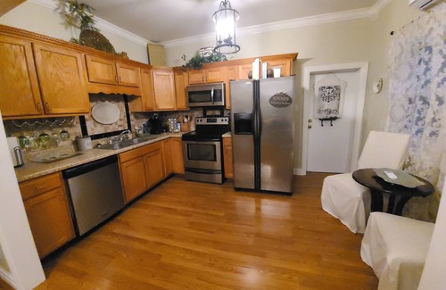 Owensboro Casa | Bluegrass Bungalow 2 bedrooms with large porch