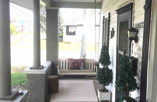 Owensboro Casa | Bluegrass Bungalow 2 bedrooms with large porch