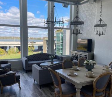 West Main Historic District Apartamento | Bluegrass River View! Soak & Savor by Hollyhock