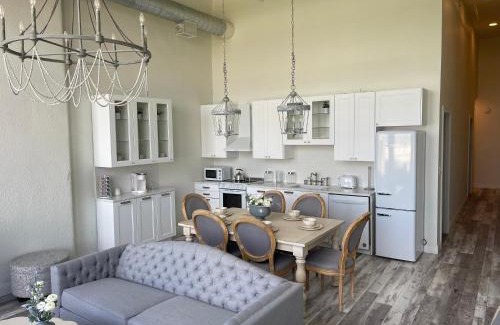 West Main Historic District Apartamento | Bluegrass River View! Soak & Savor by Hollyhock