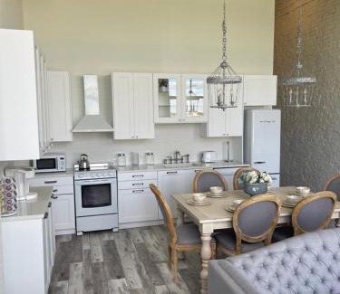 West Main Historic District Apartamento | Bluegrass River View! Soak & Savor by Hollyhock