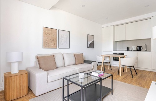 Casal da Ladeira Apartamento | Blueground | Alvalade, balcony, nr Campo Pequeno