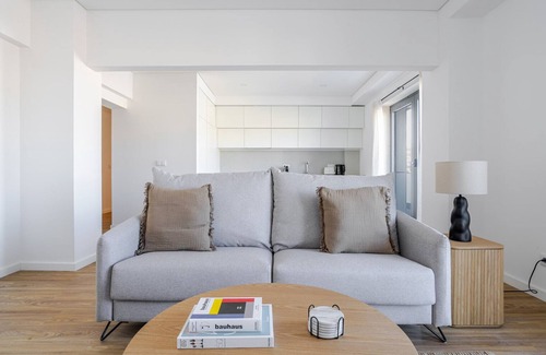Casal da Ladeira Apartamento | Blueground | Alvalade, balcony, nr Campo Pequeno