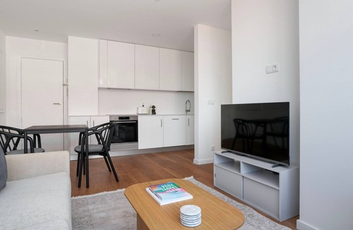 Alvalade Apartamento | Blueground | Alvalade, turnkey home + kitchen