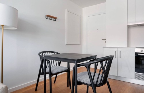 Alvalade Apartamento | Blueground | Alvalade, turnkey home + kitchen