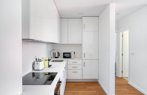 Alvalade Apartamento | Blueground | Alvalade, turnkey home + kitchen