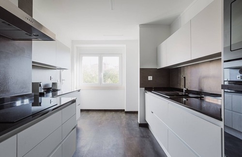 Sao Joao de Deus Apartamento | Blueground | Avenida de Roma 2bd apartment