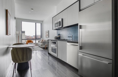 Central-Maverick Square - Paris Street Apartamento | Blueground | Central-Maverick Square, pool, nr Boston Harbor